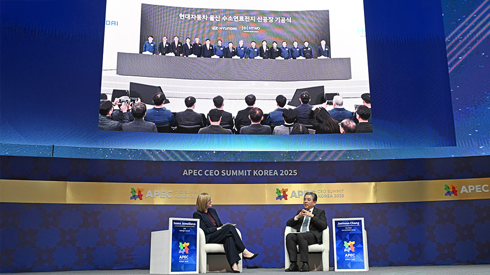 현대차그룹은 이 자리에서 ‘수소, 모빌리티를 넘어 사회를 위한 새로운 에너지(Hydrogen, Beyond Mobility, New Energy for Society)’ 세션을 진행하며 수소 사업 방향성과 현황을 공유하고 수소 산업 발전 가속화를 위한 다양한 의견을 나눴다.