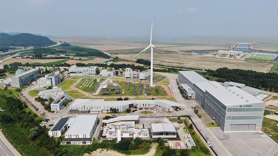 PEM 수전해 방식으로 하루 1톤의 수소를 생산할 수 있는 부안 수전해 기반 수소생산기지가 준공됐다.