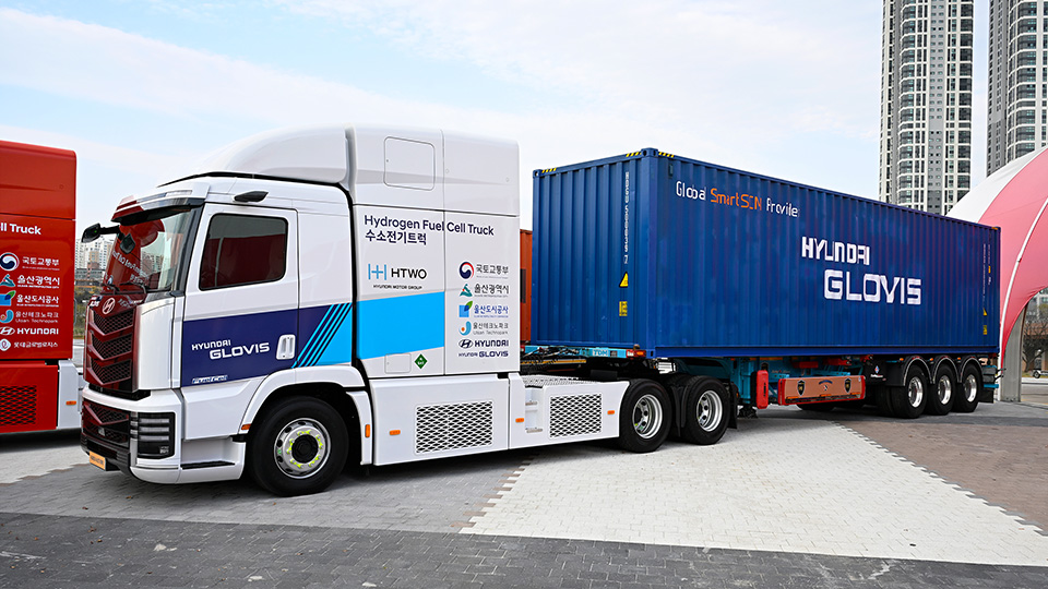 현대자동차가 HD한국조선해양, 부산대와 함께 수소전기 승용·상용차를 넘어 더욱 다양한 애플리케이션에 적용할 수 있는 수소연료전지 개발에 나선다. 