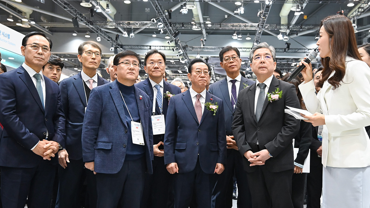 현대자동차, 기아, 현대제철, 현대건설, 현대엔지니어링, 현대글로비스, 현대로템 등 7개 사는 현대자동차그룹의 수소 브랜드이자 비즈니스 플랫폼인 ‘HTWO’를 중심으로 공동 부스를 마련했다.