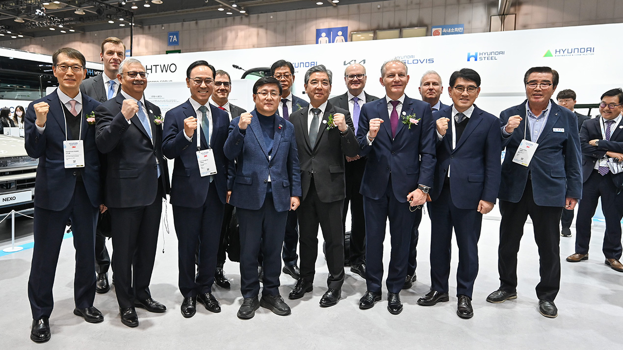 현대자동차, 기아, 현대제철, 현대건설, 현대엔지니어링, 현대글로비스, 현대로템 등 7개 사는 현대자동차그룹의 수소 브랜드이자 비즈니스 플랫폼인 ‘HTWO’를 중심으로 공동 부스를 마련했다.