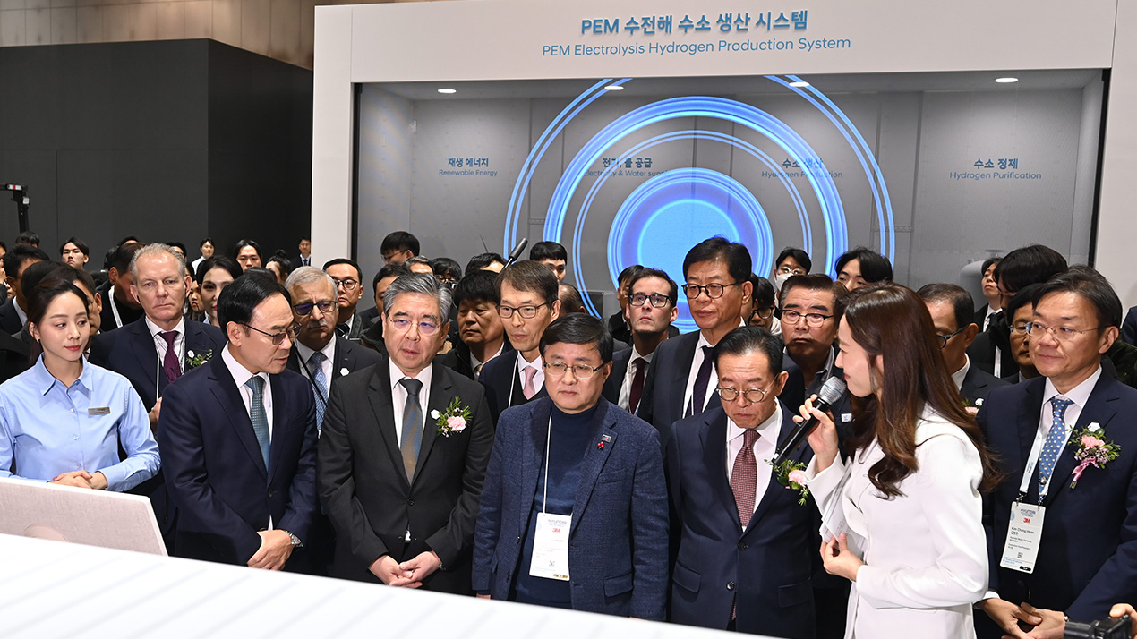 현대자동차, 기아, 현대제철, 현대건설, 현대엔지니어링, 현대글로비스, 현대로템 등 7개 사는 현대자동차그룹의 수소 브랜드이자 비즈니스 플랫폼인 ‘HTWO’를 중심으로 공동 부스를 마련했다.