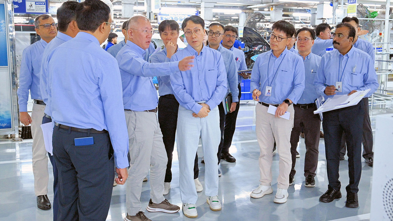 현대자동차그룹 정의선 회장이 2026년 새해 초부터 중국, 미국, 인도 등 글로벌 영향력 높은 3개국을 넘나드는 광폭 글로벌 경영활동을 펼치고 있다.