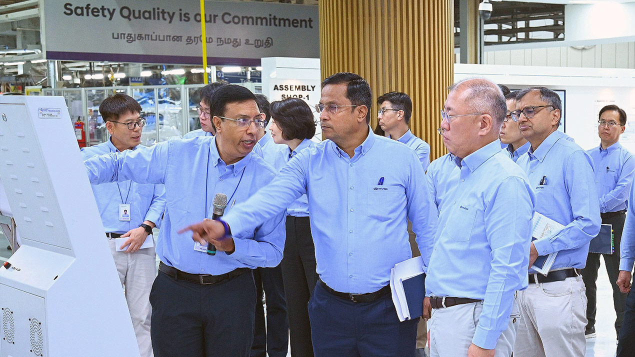 현대자동차그룹 정의선 회장이 2026년 새해 초부터 중국, 미국, 인도 등 글로벌 영향력 높은 3개국을 넘나드는 광폭 글로벌 경영활동을 펼치고 있다.