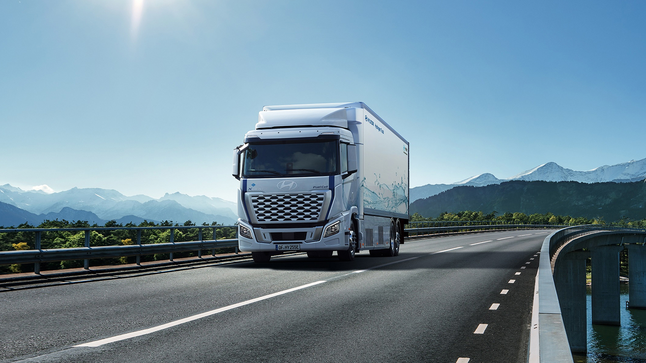 2020년 10월 스위스에서 첫 운행을 시작한 엑시언트 수소전기트럭은 2024년 6월 누적 주행거리 1,000만 km, 2026년 1월 누적 주행거리 2,000만 km를 달성했다.