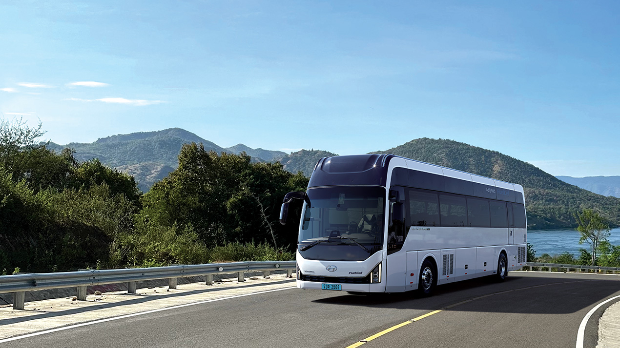 현대차는 2019년에 세계 최초 수소전기 시내버스(일렉시티 FCEV), 2023년에 고속버스(유니버스 FCEV)를 출시했다. 현대차그룹의 수소 모빌리티 확대 이니셔티브의 일환으로, 현대차는 2030년까지 통근버스 전면을 수소전기버스로 전환할 계획이다.