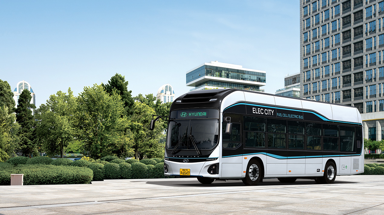 현대차는 2019년에 세계 최초 수소전기 시내버스(일렉시티 FCEV), 2023년에 고속버스(유니버스 FCEV)를 출시했다. 현대차그룹의 수소 모빌리티 확대 이니셔티브의 일환으로, 현대차는 2030년까지 통근버스 전면을 수소전기버스로 전환할 계획이다.