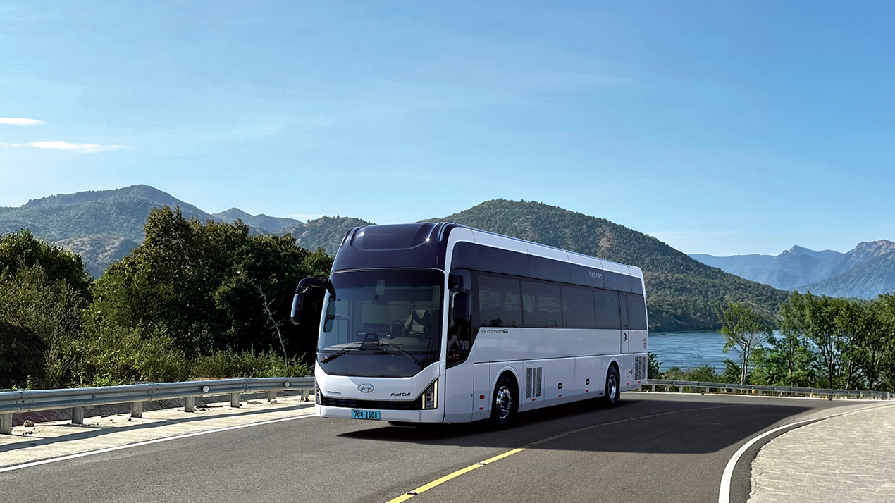 현대차는 2019년에 세계 최초 수소전기 시내버스(일렉시티 FCEV), 2023년에 고속버스(유니버스 FCEV)를 출시했다. 현대차그룹의 수소 모빌리티 확대 이니셔티브의 일환으로, 현대차는 2030년까지 통근버스 전면을 수소전기버스로 전환할 계획이다.