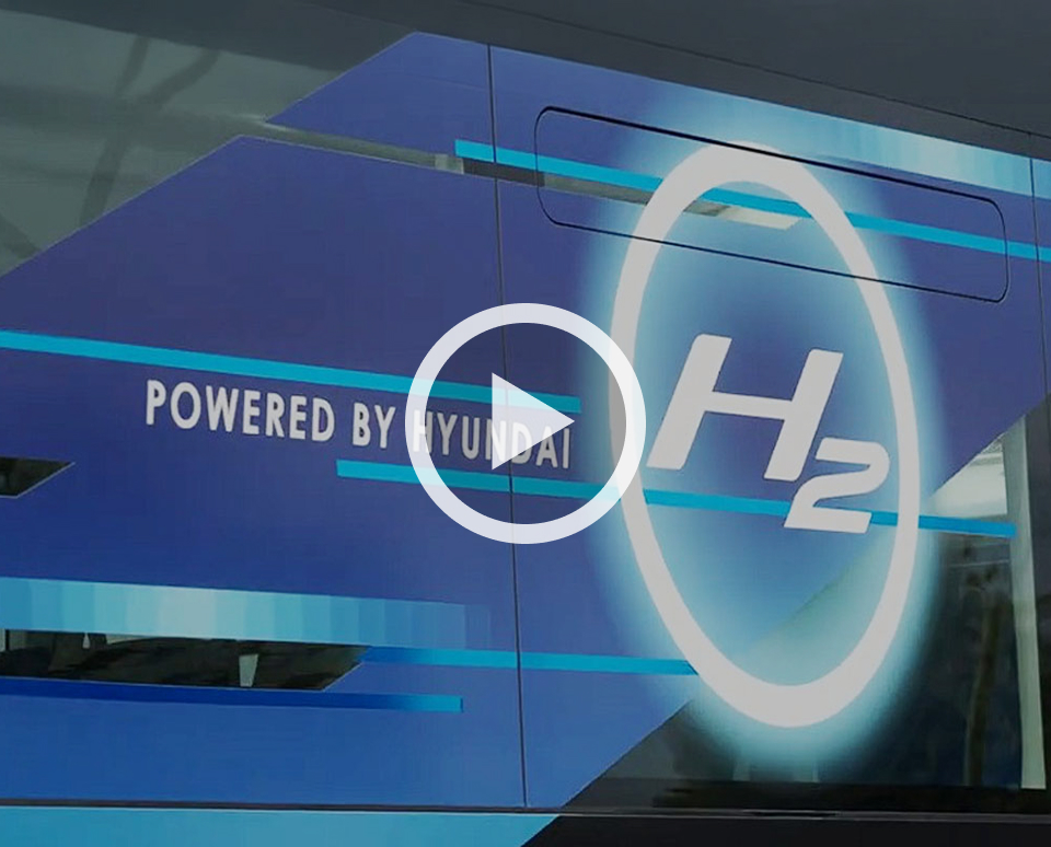 현대자동차그룹이 IVECO BUS, Ricardo, REEDYK B.V. 등 다양한 산업 분야의 고객과 함께 추진한 HTWO 수소연료전지 시스템의 글로벌 적용 사례를 소개하고, 버스와 수소전기 트램, 크레인, 건설기계 등 다양한 분야에서 활용되는 수소 솔루션의 경쟁력과 확장 가능성을 제시한다.