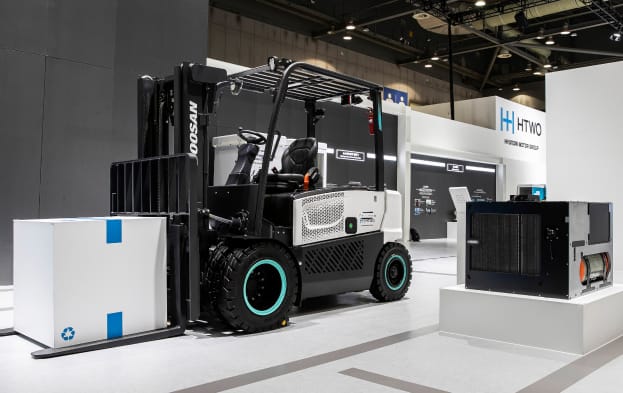 현대자동차(HTWO)의 연료전지 파워팩과 파워팩으로 구동되는 수소전기지게차 전시물