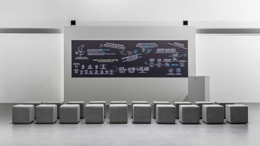 현대자동차그룹(HTWO)의 수소 아카데미 행사장 전경, 방문객 대상 수소 밸류체인 이해 지원 및 HTWO 사업 사례·전략 소개 마스터 클래스 진행