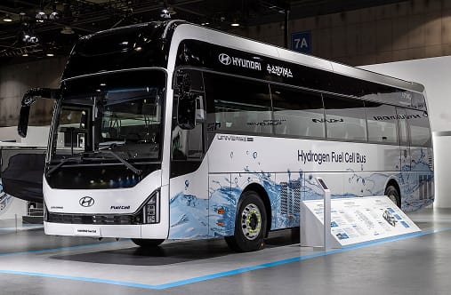 2025년 8월 출시된 현대자동차(HTWO)의 유니버스 수소전기버스 상품성 개선 모델과 국내 운영 개요 및 주요 운행 노선 안내판