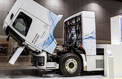 현대자동차의 XCIENT 수소전기트럭 오픈캡 디스플레이 전시물, 주요 차량 특징과 글로벌 HTWO 물류 사업 영상 포함