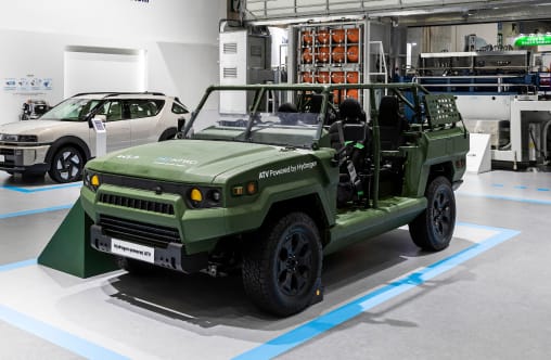 방산 테마 존에 전시된 기아(HTWO)의  수소동력 ATV 전시물과 방산 분야 수소 사업 소개문