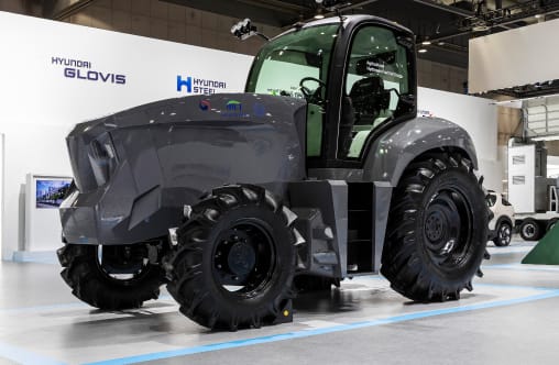 충남대학교와 공동개발한 현대자동차(HTOW)의 수소 연료전시 시스템이 찹재된 농업용 수소전기트랙터