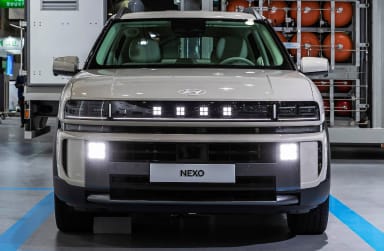 현대자동차의 새로운 디자인 언어, '아트 오브 스틸'(Art of Steel)을 담아 단단하고 세련된 미래지향적 이미지를 구현한 현대자동차(HTWO)의 디 올 뉴 넥쏘 정면 이미지